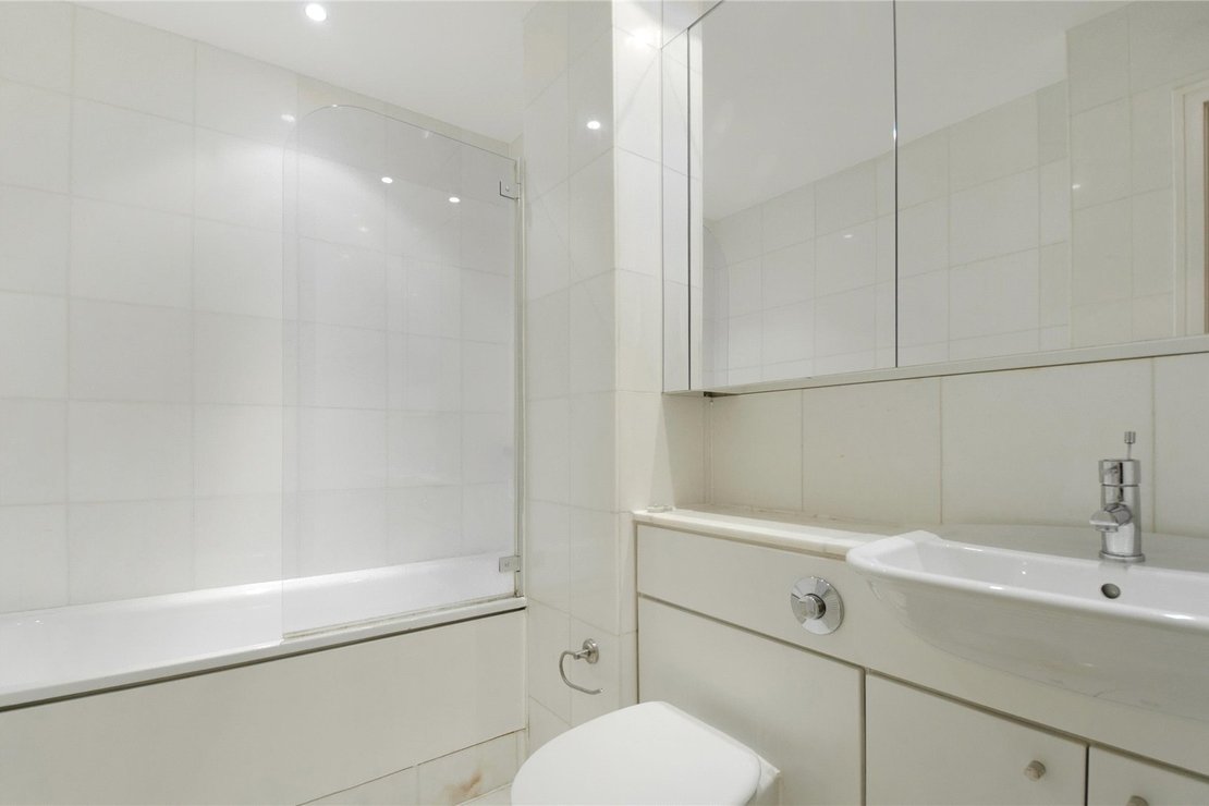 2 bedroom Flat for sale in Clarendon Court-view4