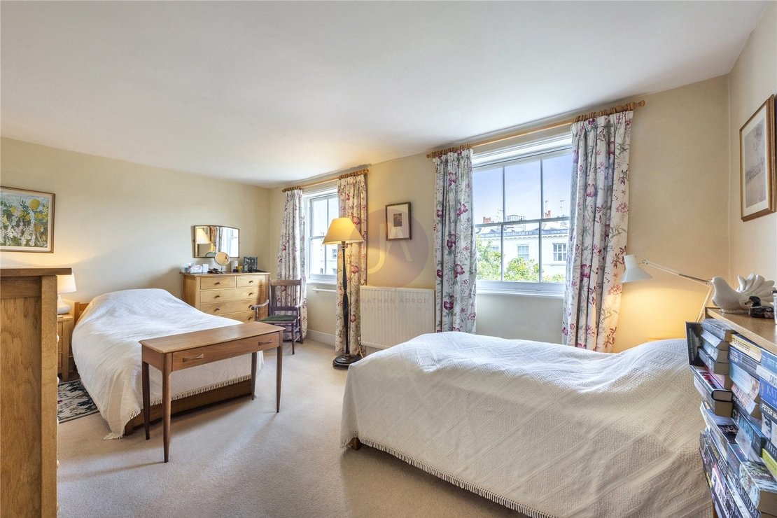 3 bedroom Maisonette for sale in Clarendon Gardens-view5