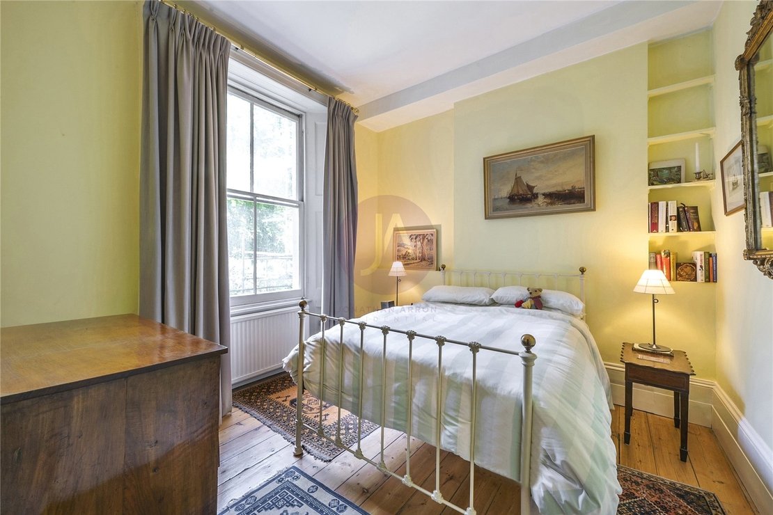 2 bedroom Maisonette for sale in Clarendon Gardens-view8