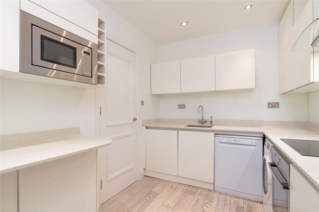 3 bedroom Flat for sale in Clive Court-view3
