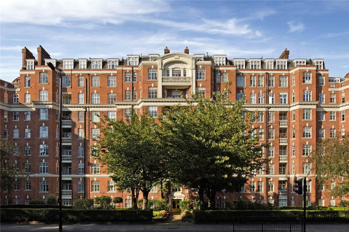3 bedroom Flat for sale in Clive Court-view2