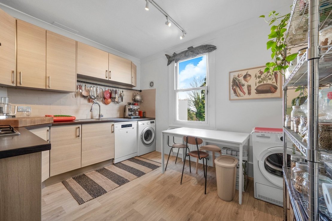 2 bedroom Flat for sale in Cromwell Place-view2