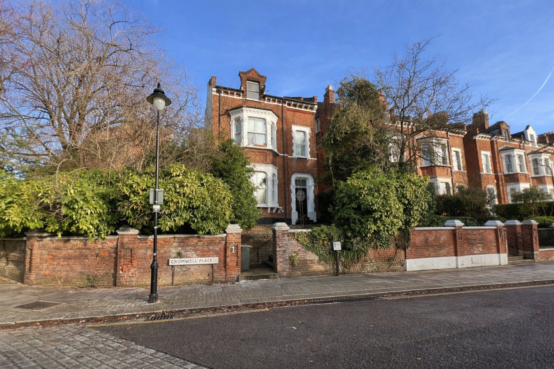 2 bedroom Flat for sale in Cromwell Place-view5