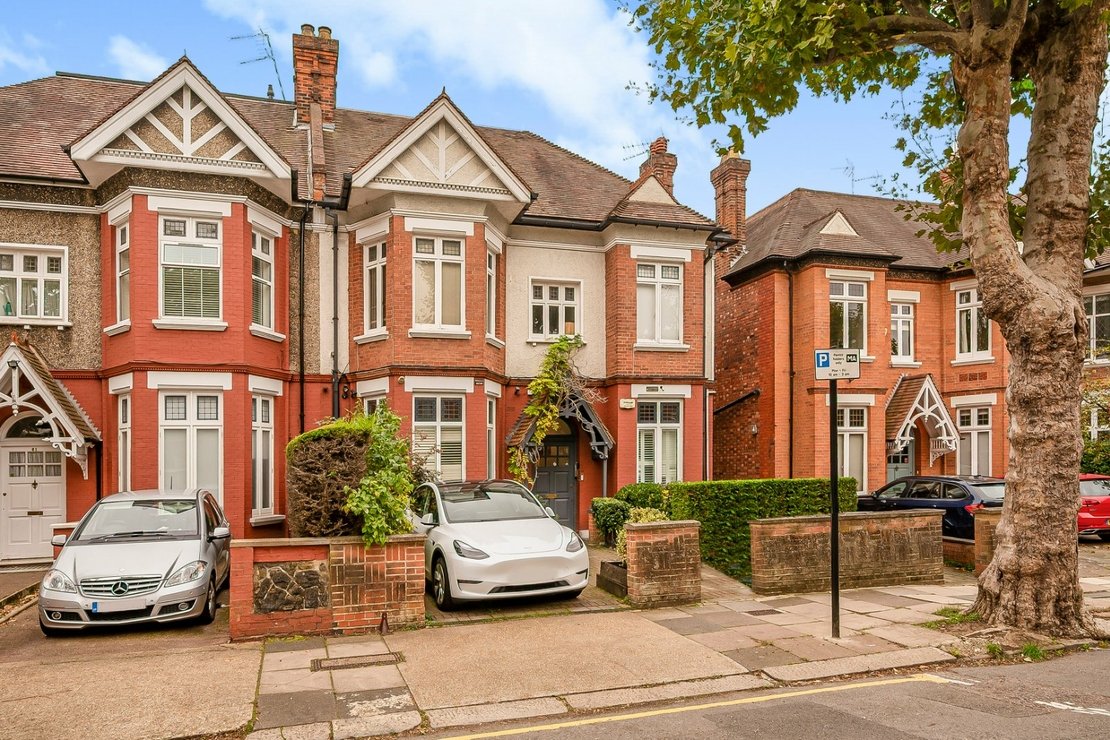 3 bedroom Flat for sale in Dartmouth Road-view2