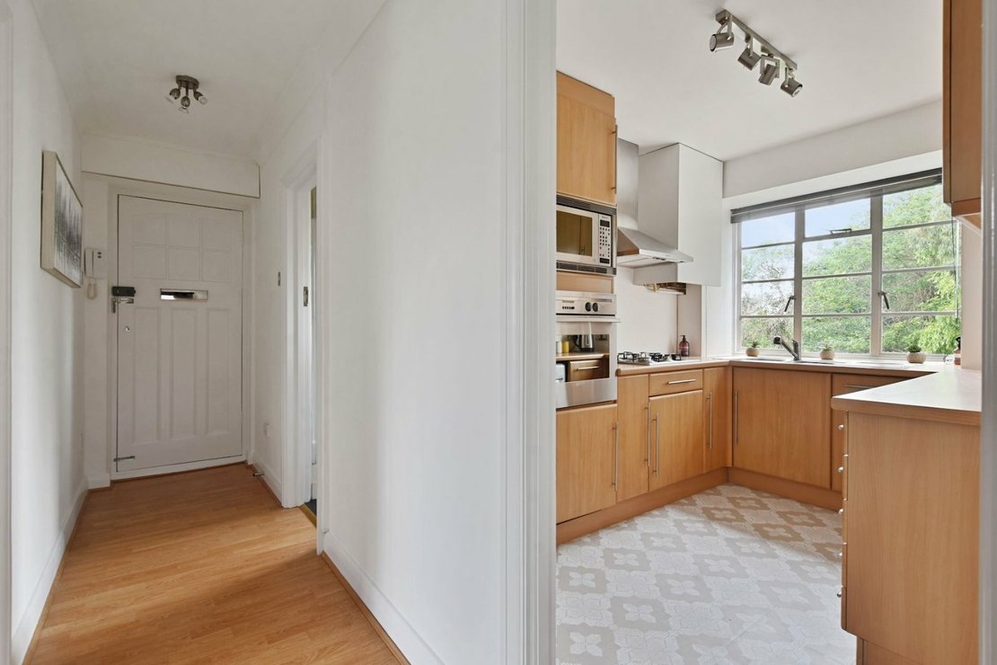2 bedroom Flat for sale in Denison Close-view9