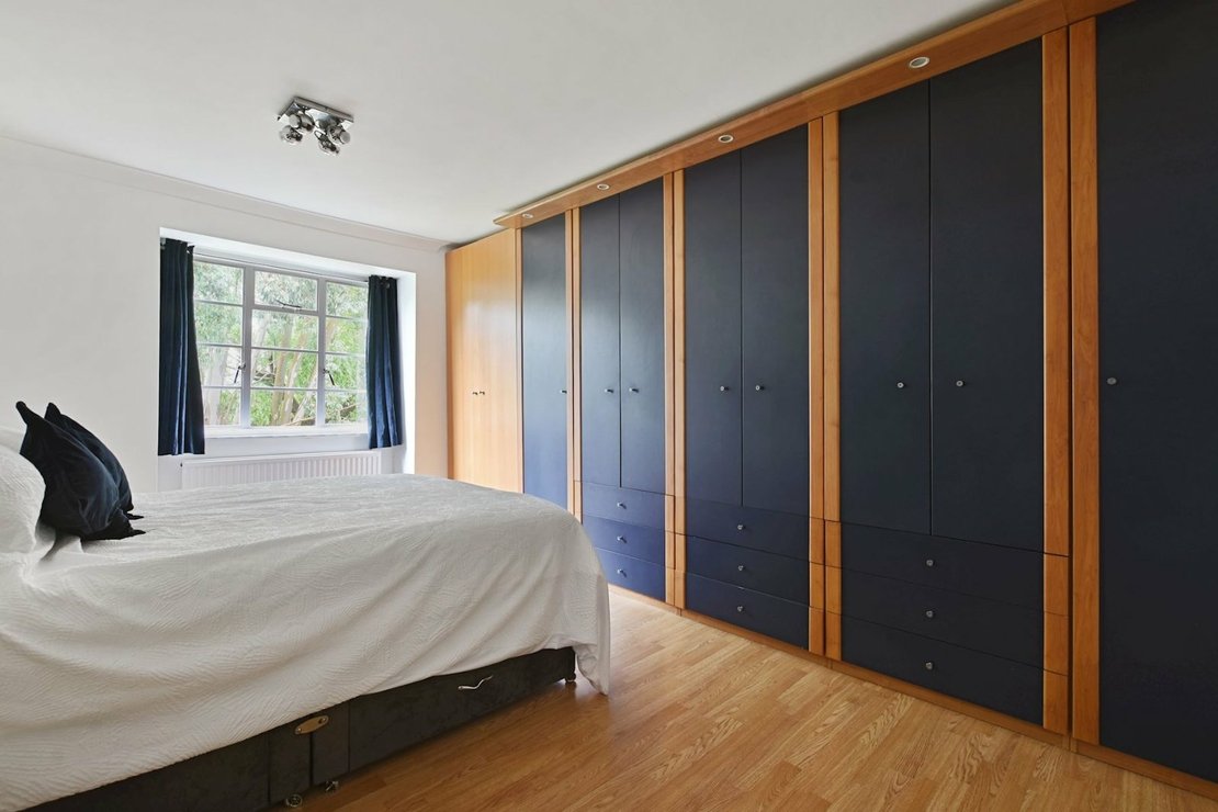 2 bedroom Flat for sale in Denison Close-view4