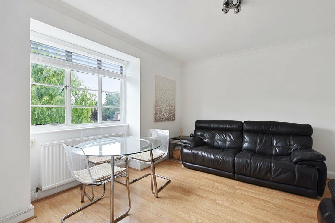 2 bedroom Flat for sale in Denison Close-view2