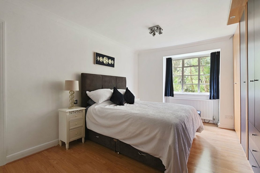 2 bedroom Flat for sale in Denison Close-view5