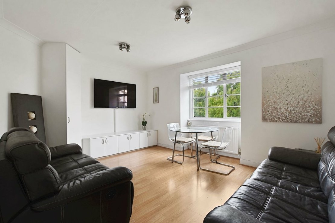 2 bedroom Flat for sale in Denison Close-view1