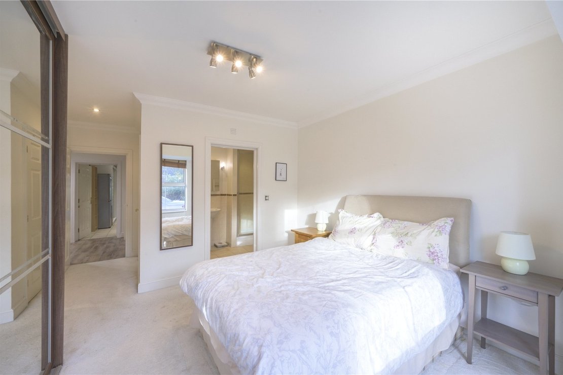 2 bedroom Flat for sale in Ducks Hill Road-view10