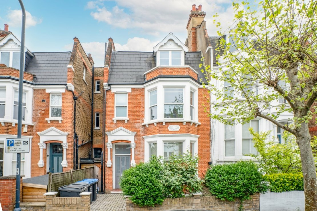 6 bedroom House for sale in Dyne Road-view1