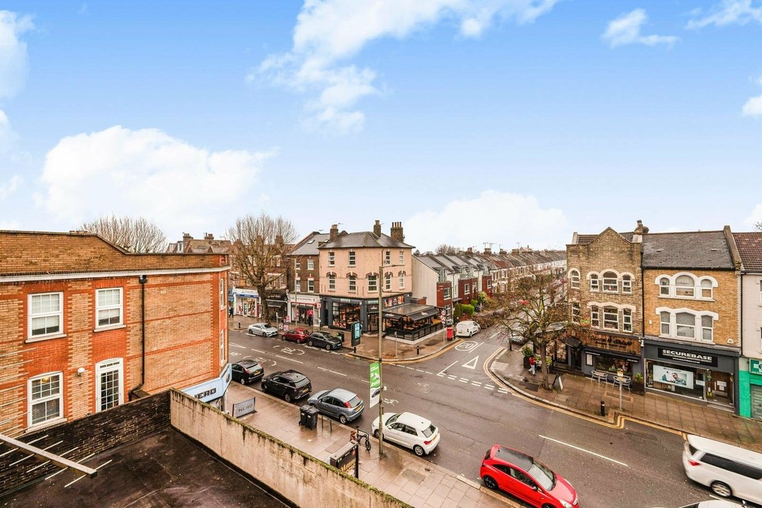 3 bedroom Flat for sale in East End Road-view9