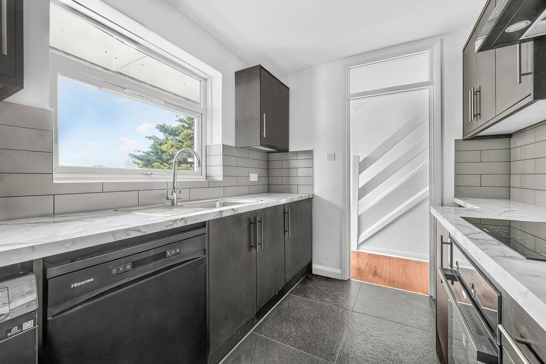 3 bedroom Flat for sale in East End Road-view6