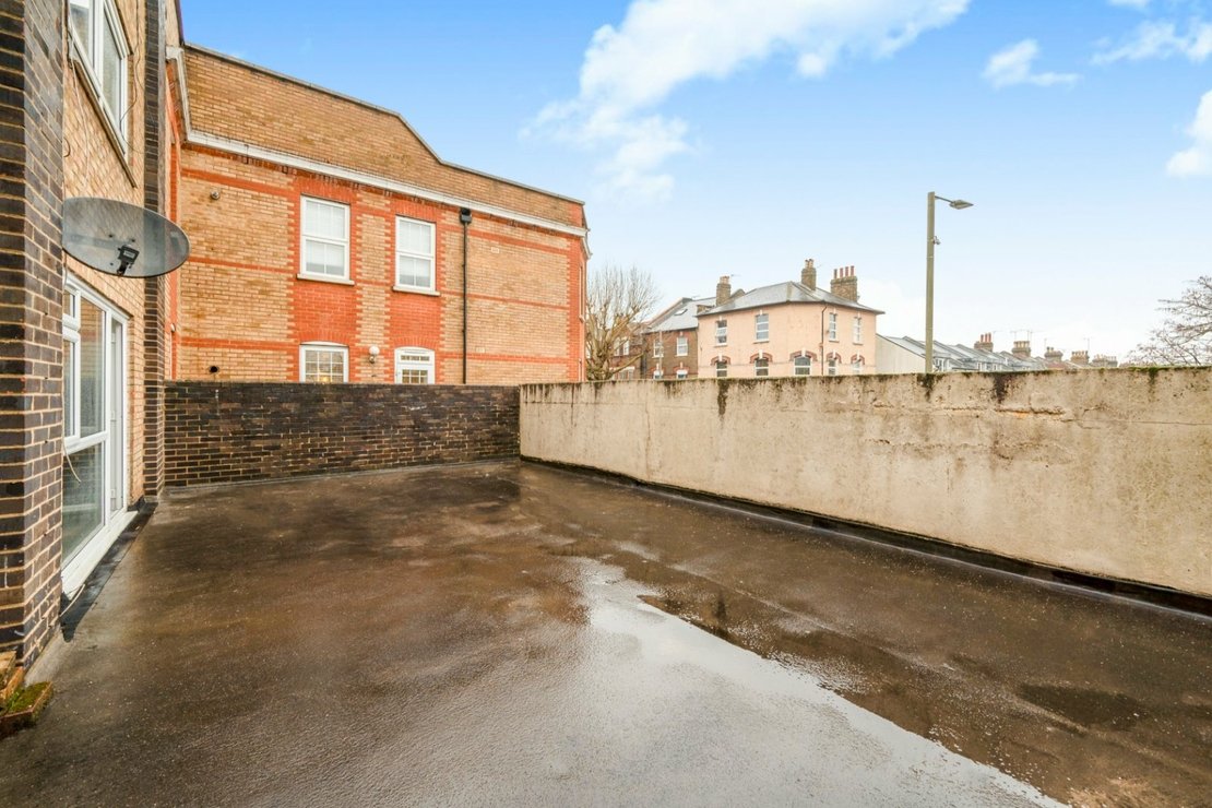 3 bedroom Flat for sale in East End Road-view9