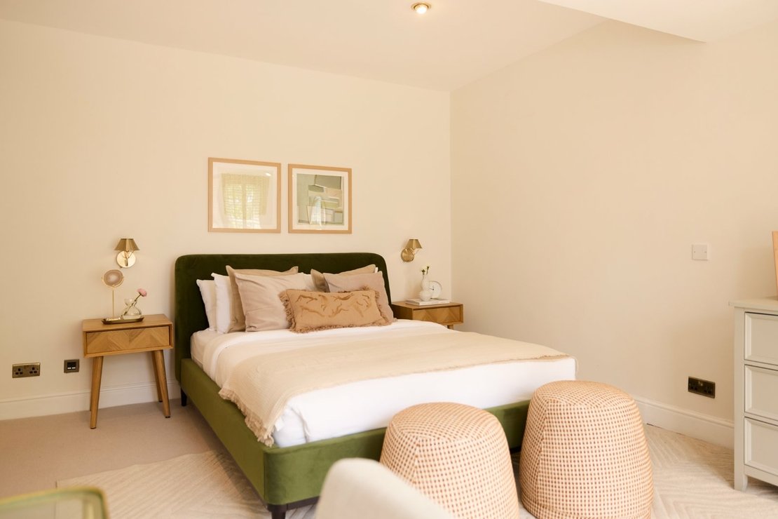 4 bedroom Flat for sale in Eton Avenue-view9