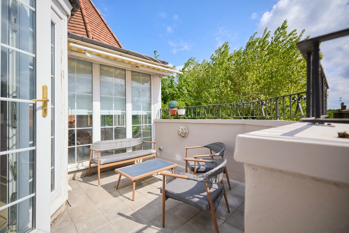 4 bedroom Flat for sale in Eton Avenue-view6