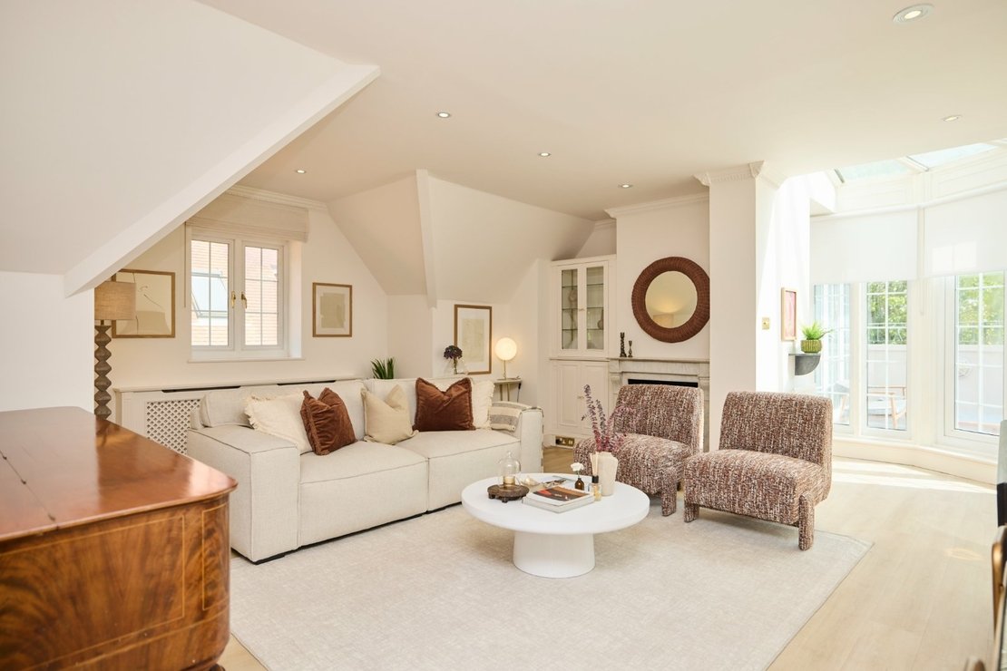 4 bedroom Flat for sale in Eton Avenue-view1