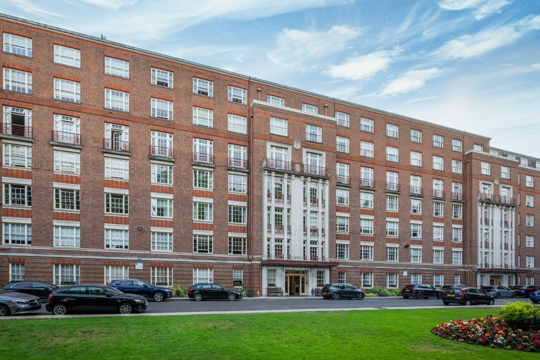 2 bedroom Flat for sale in Eyre Court-view11