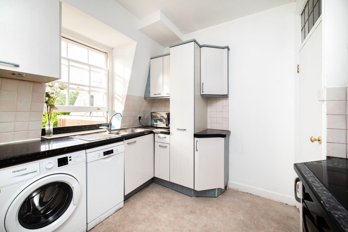 2 bedroom Flat for sale in Eyre Court-view5