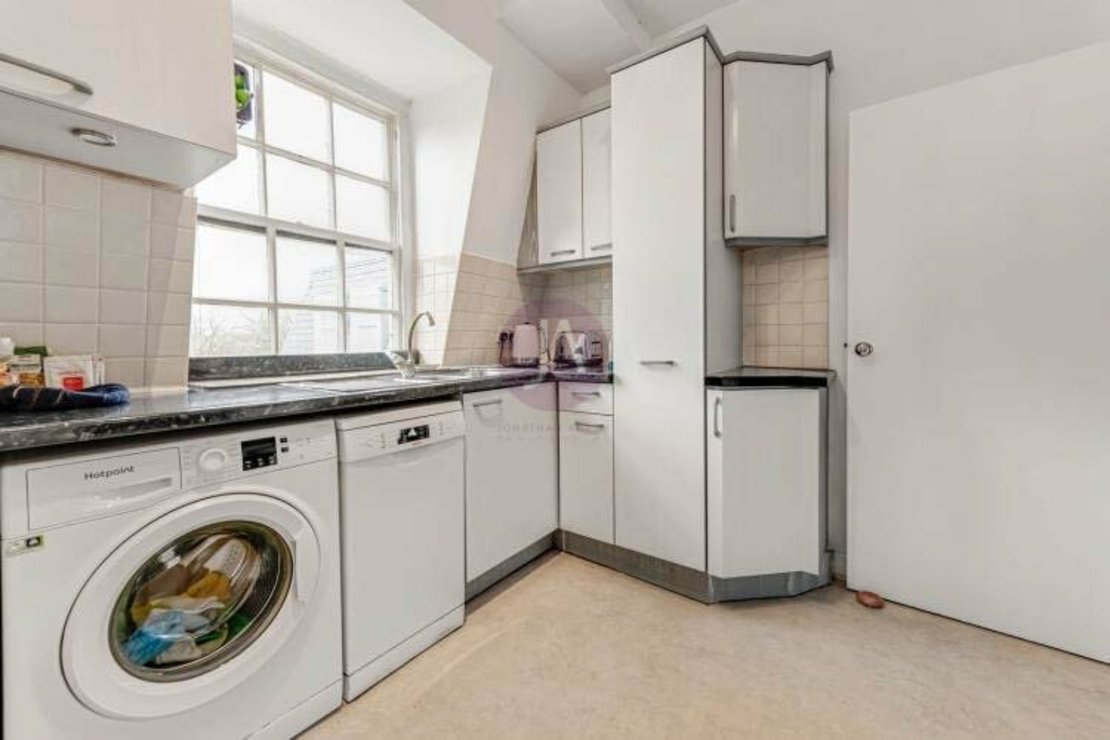 2 bedroom Flat for sale in Eyre Court-view5