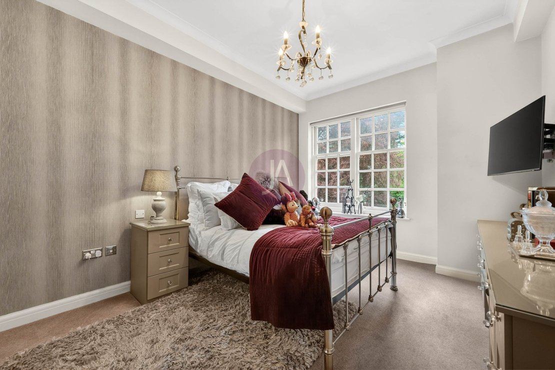 3 bedroom Maisonette for sale in Goldring Way-view11