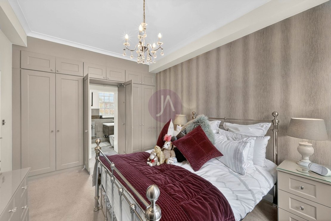 3 bedroom Maisonette for sale in Goldring Way-view10