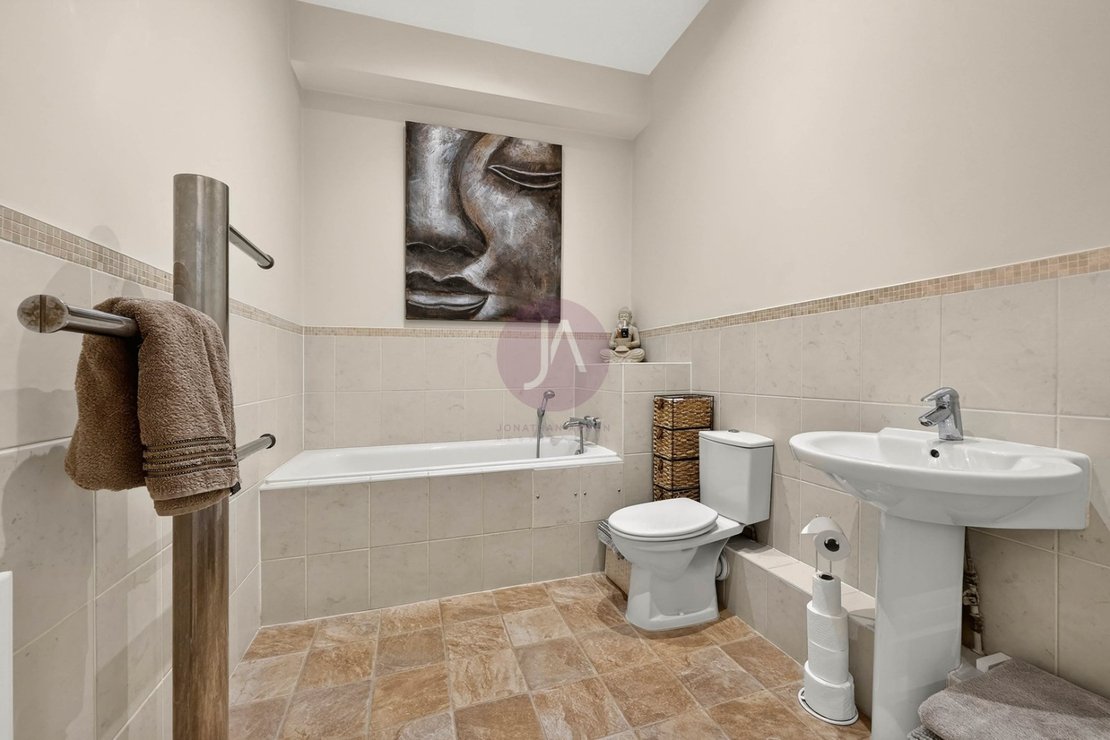 3 bedroom Maisonette for sale in Goldring Way-view18