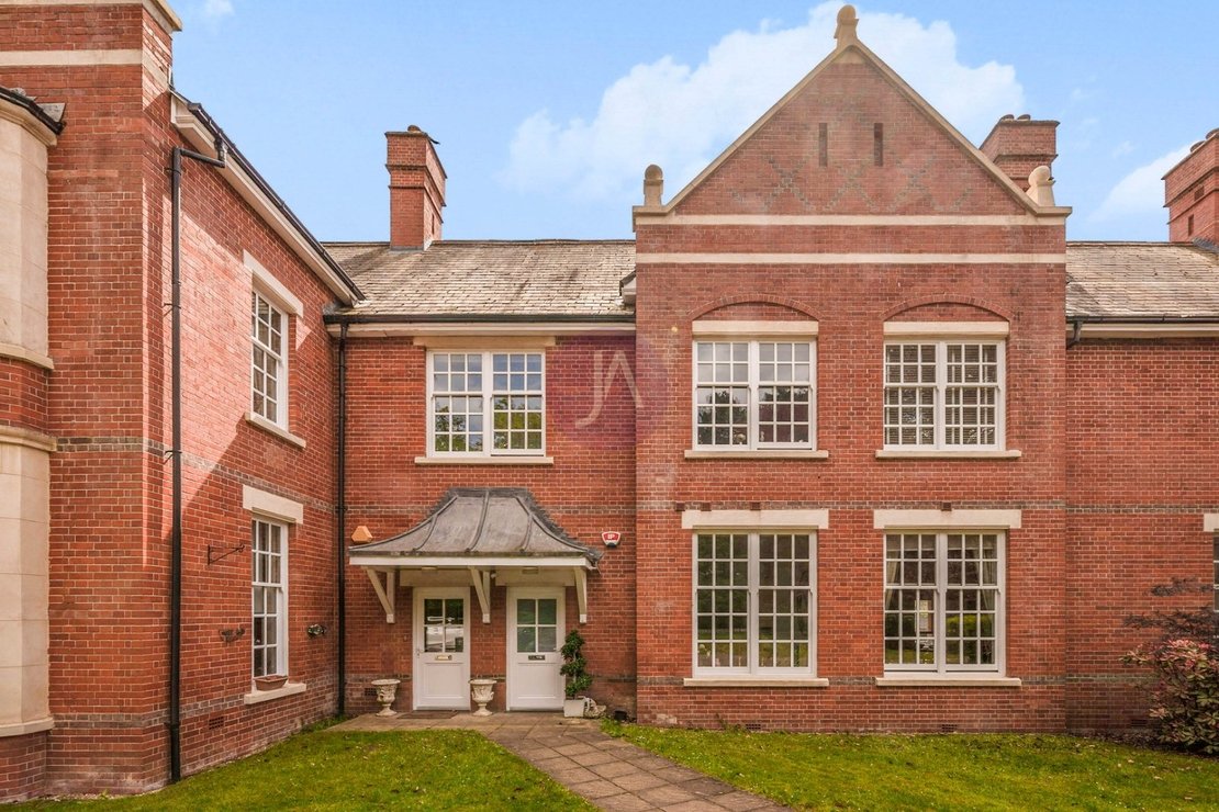 3 bedroom Maisonette for sale in Goldring Way-view1