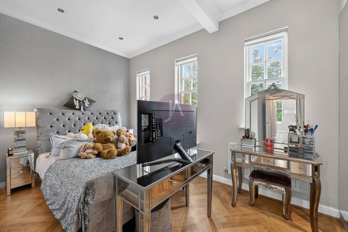 3 bedroom Maisonette for sale in Goldring Way-view12