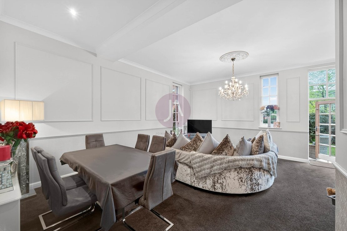 3 bedroom Maisonette for sale in Goldring Way-view3