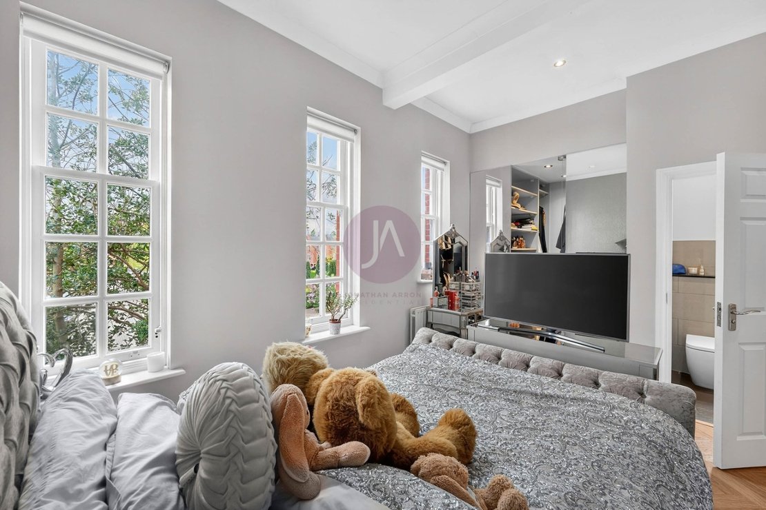 3 bedroom Maisonette for sale in Goldring Way-view13