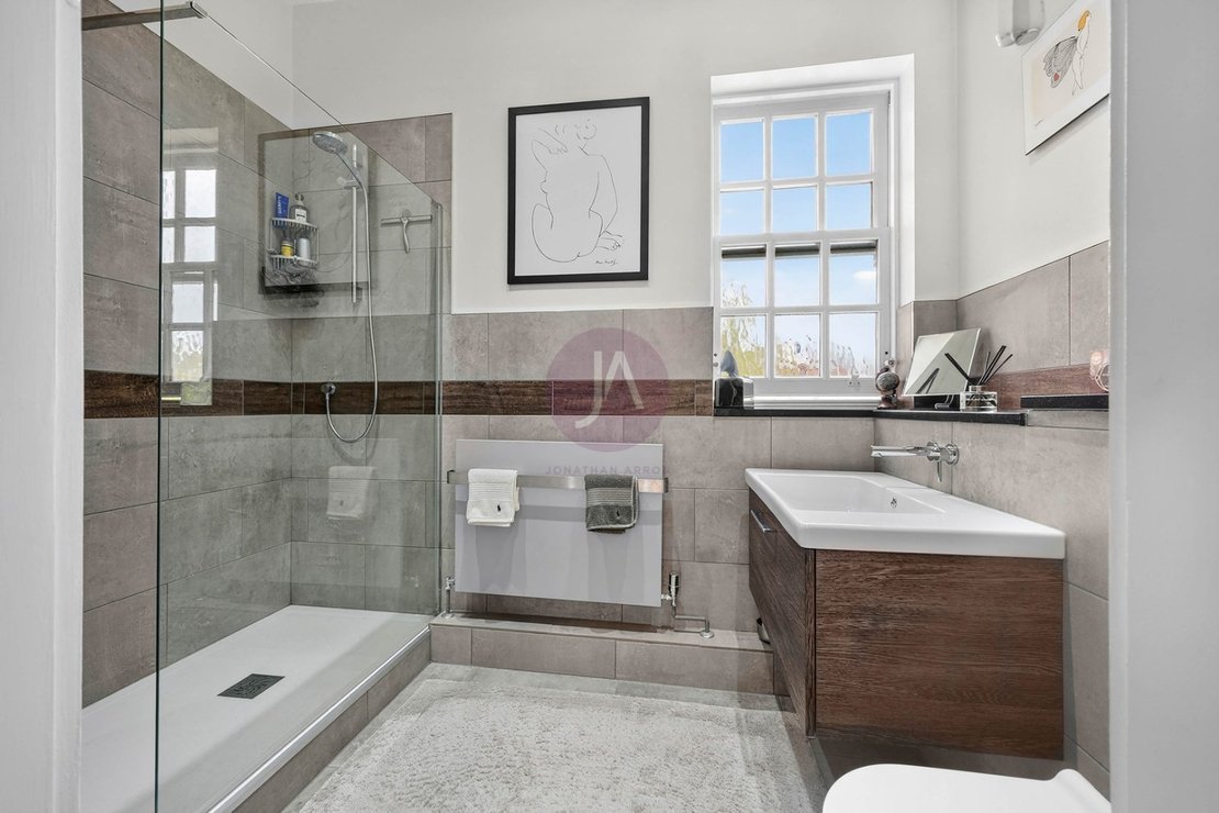 3 bedroom Maisonette for sale in Goldring Way-view16