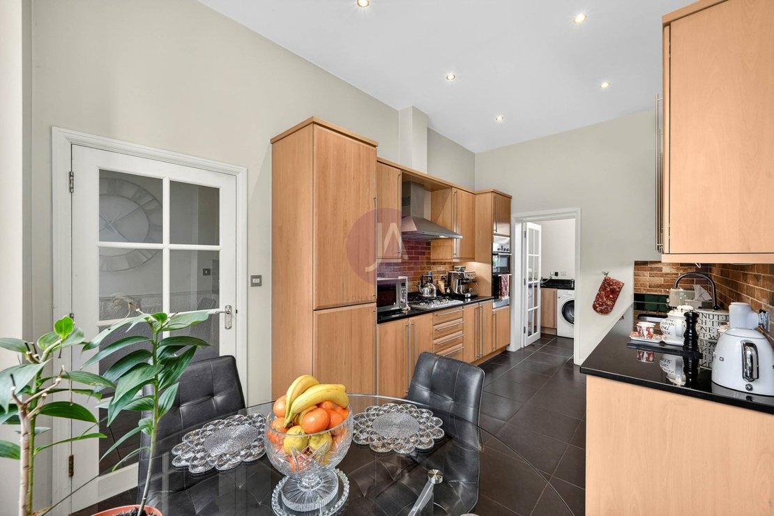 3 bedroom Maisonette for sale in Goldring Way-view7