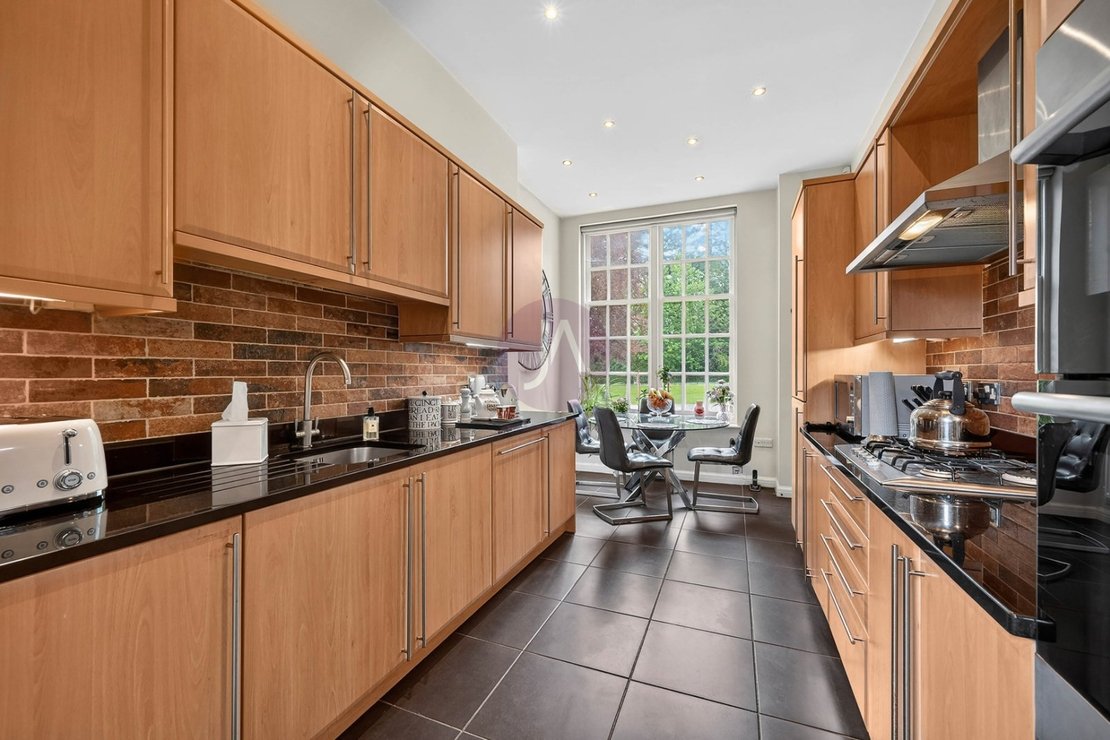 3 bedroom Maisonette for sale in Goldring Way-view5