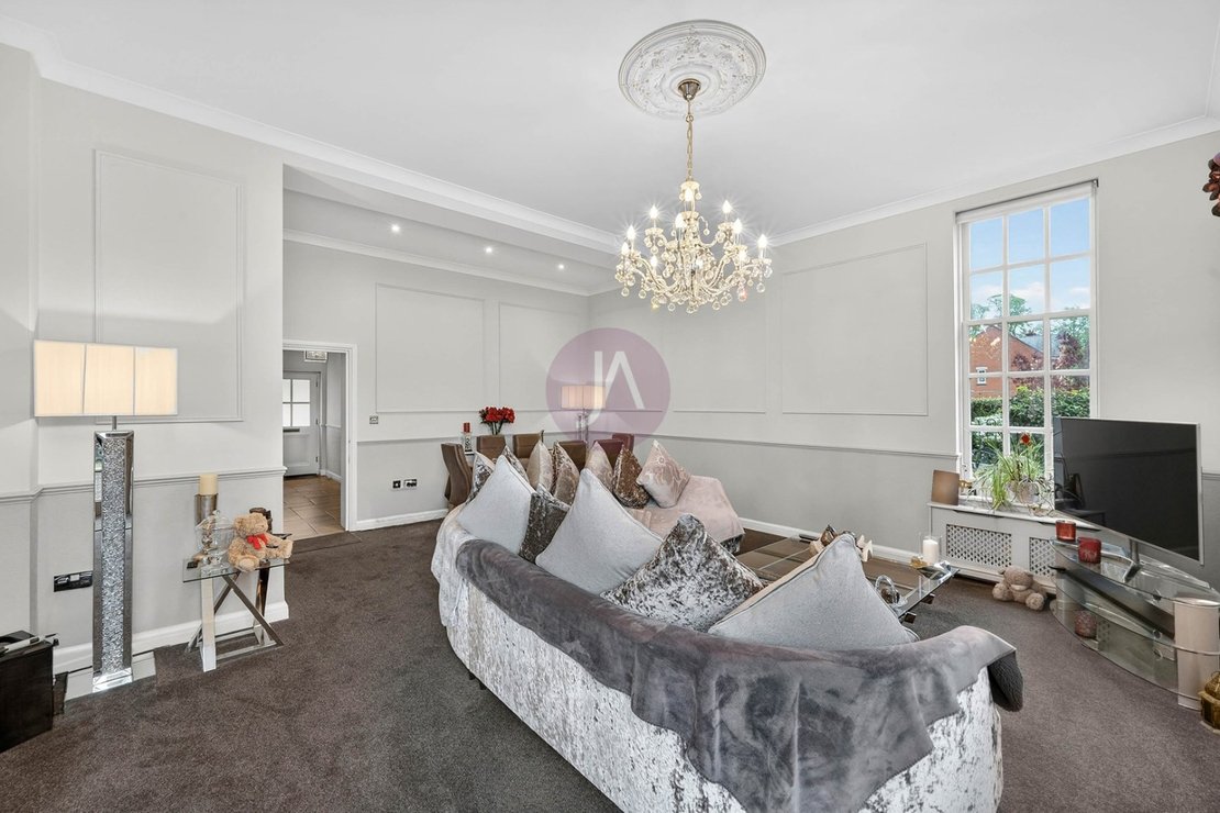 3 bedroom Maisonette for sale in Goldring Way-view9