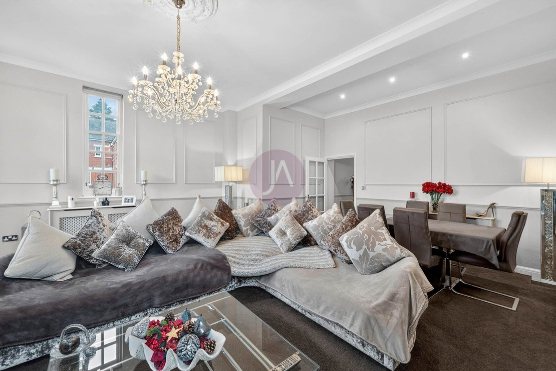 3 bedroom Maisonette for sale in Goldring Way-view8