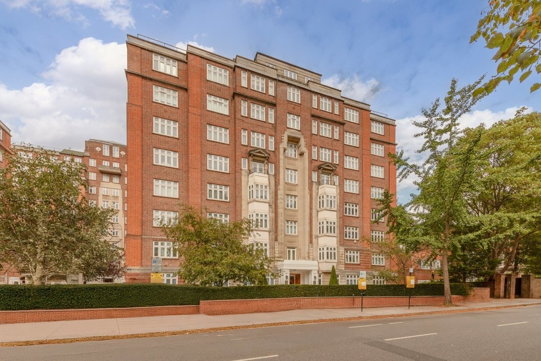 3 bedroom Flat for sale in Grove Hall Court-view2