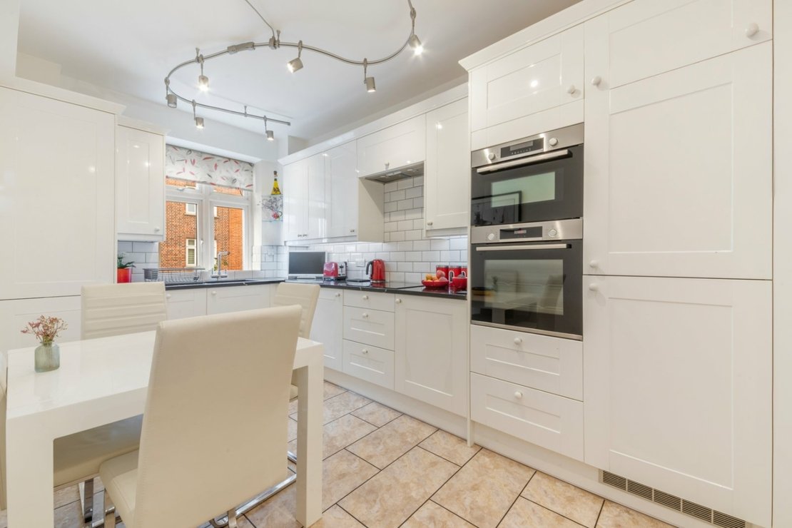 3 bedroom Flat for sale in Grove Hall Court-view5