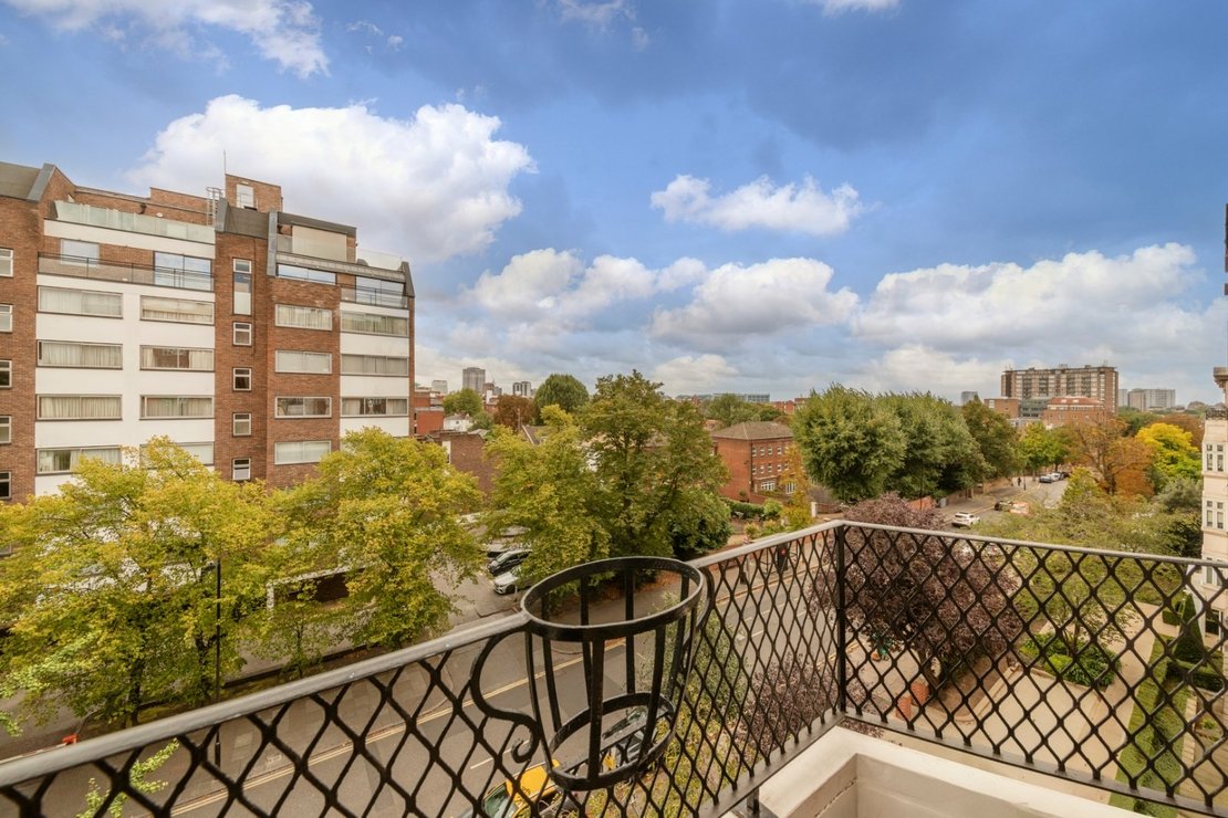 3 bedroom Flat for sale in Grove Hall Court-view2