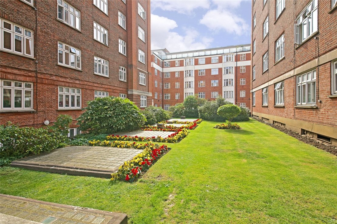 3 bedroom Flat for sale in Grove Hall Court-view6