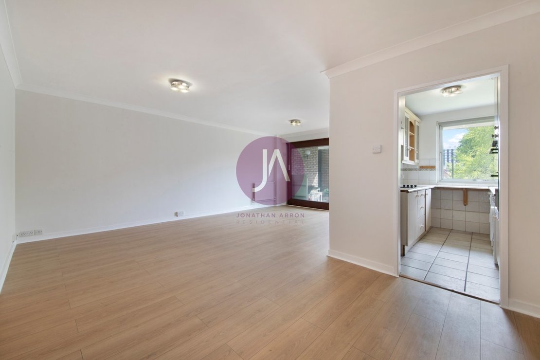 2 bedroom Flat for sale in Hamilton House-view6