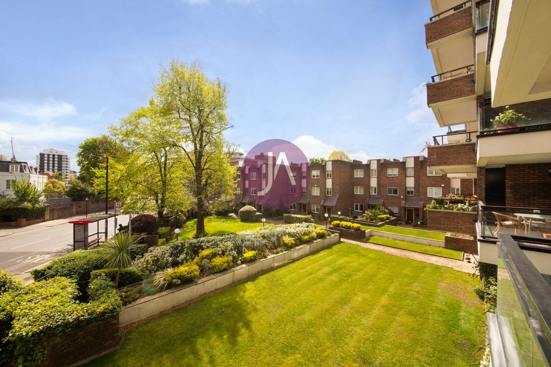 2 bedroom Flat for sale in Hamilton House-view2