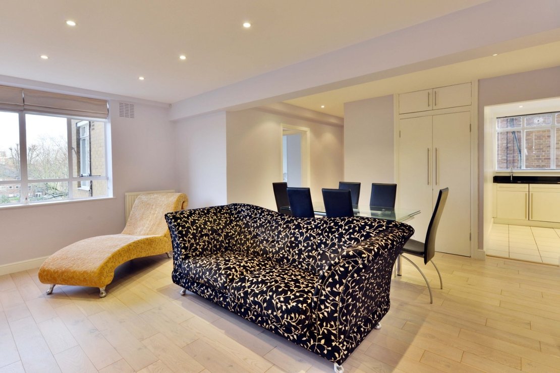 2 bedroom Flat for sale in Harrow Lodge-view3