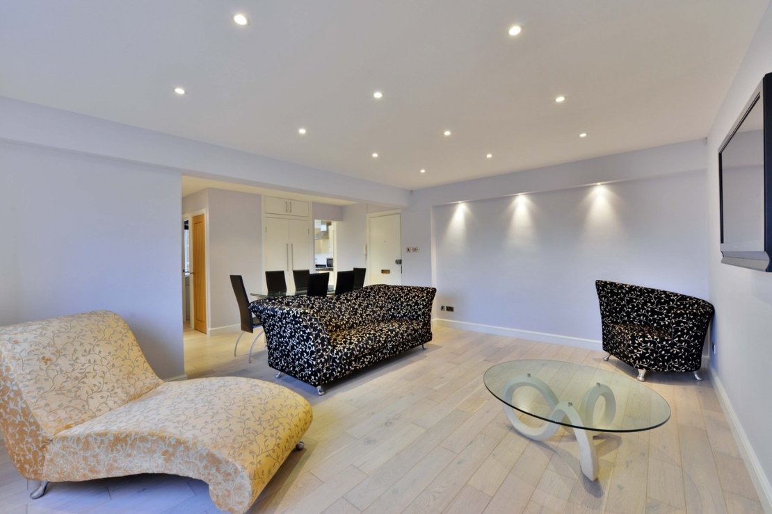 2 bedroom Flat for sale in Harrow Lodge-view1