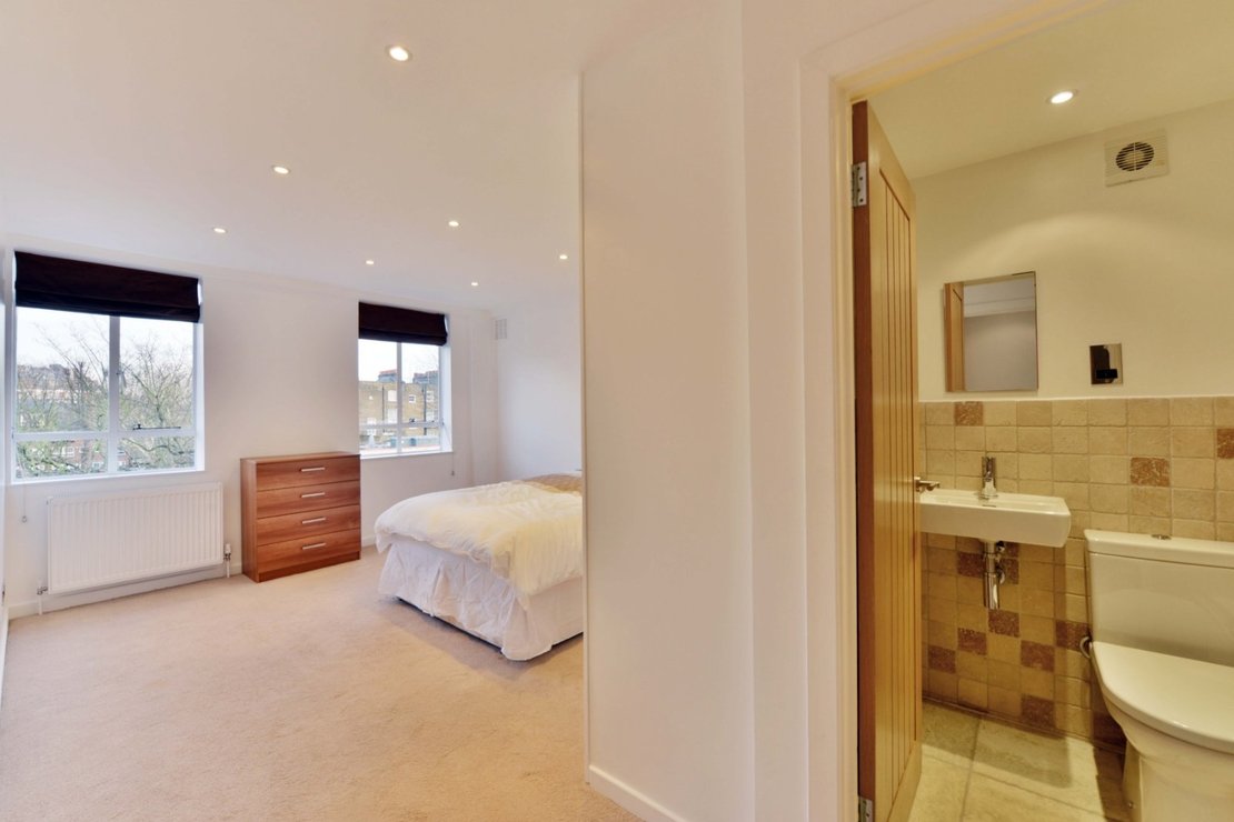 2 bedroom Flat for sale in Harrow Lodge-view9