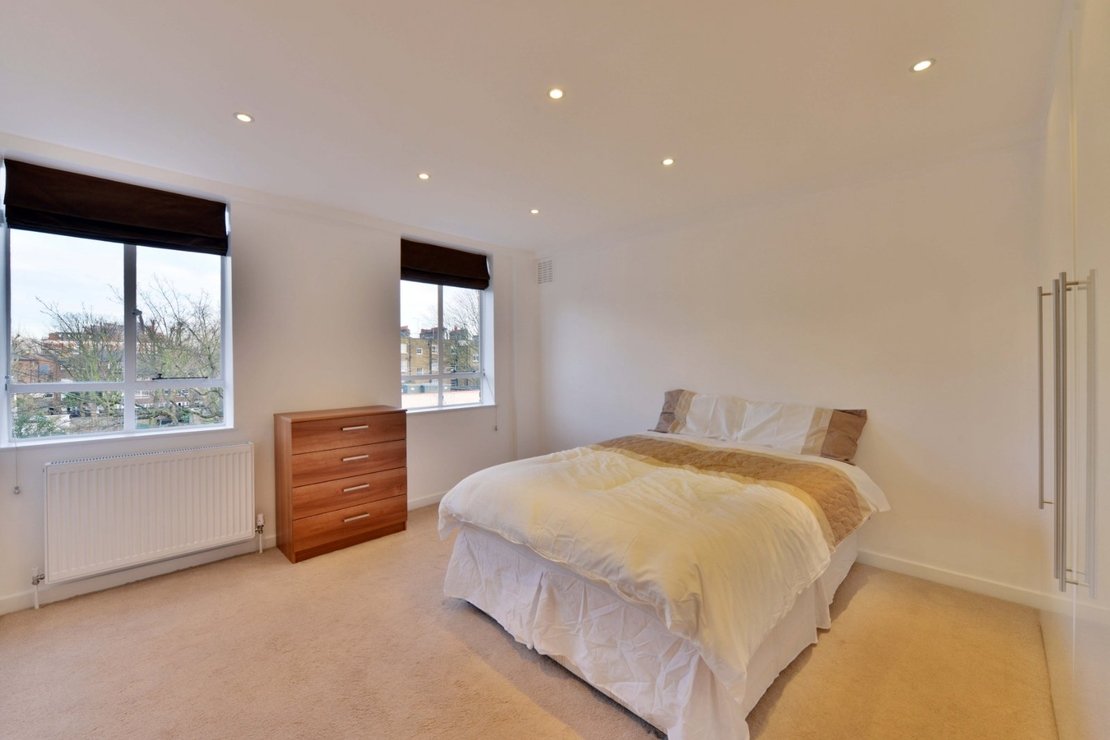 2 bedroom Flat for sale in Harrow Lodge-view6