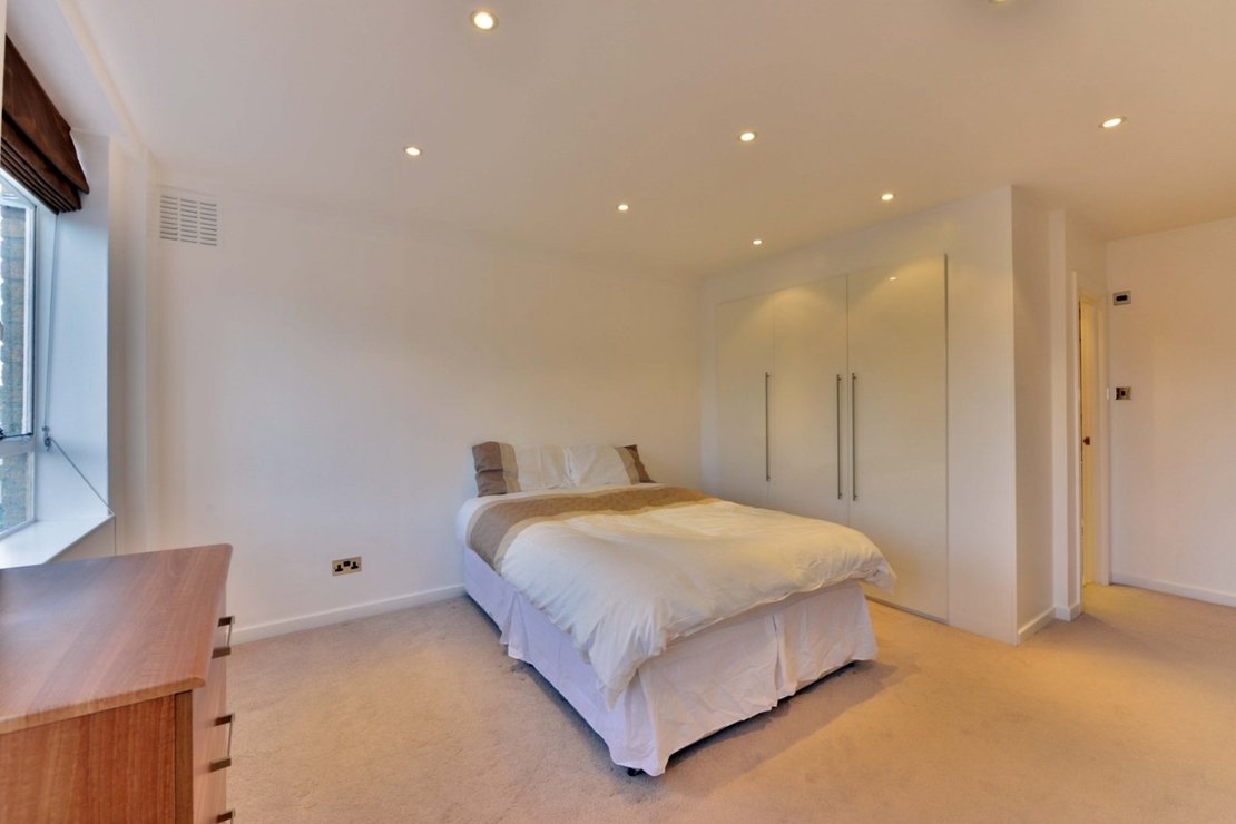 2 bedroom Flat for sale in Harrow Lodge-view10