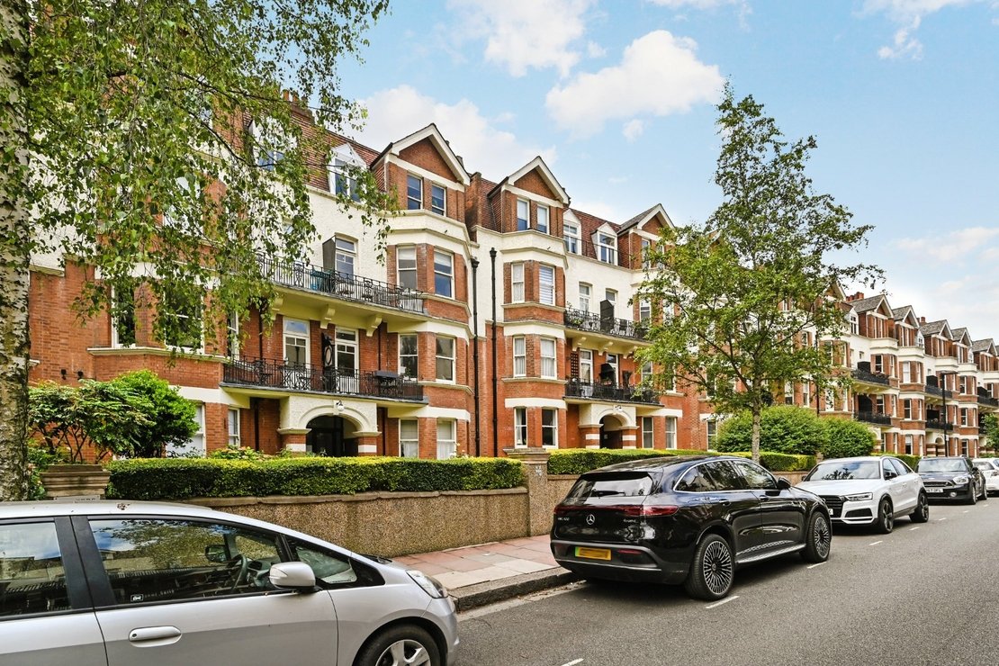3 bedroom Flat for sale in Harvard Court-view2