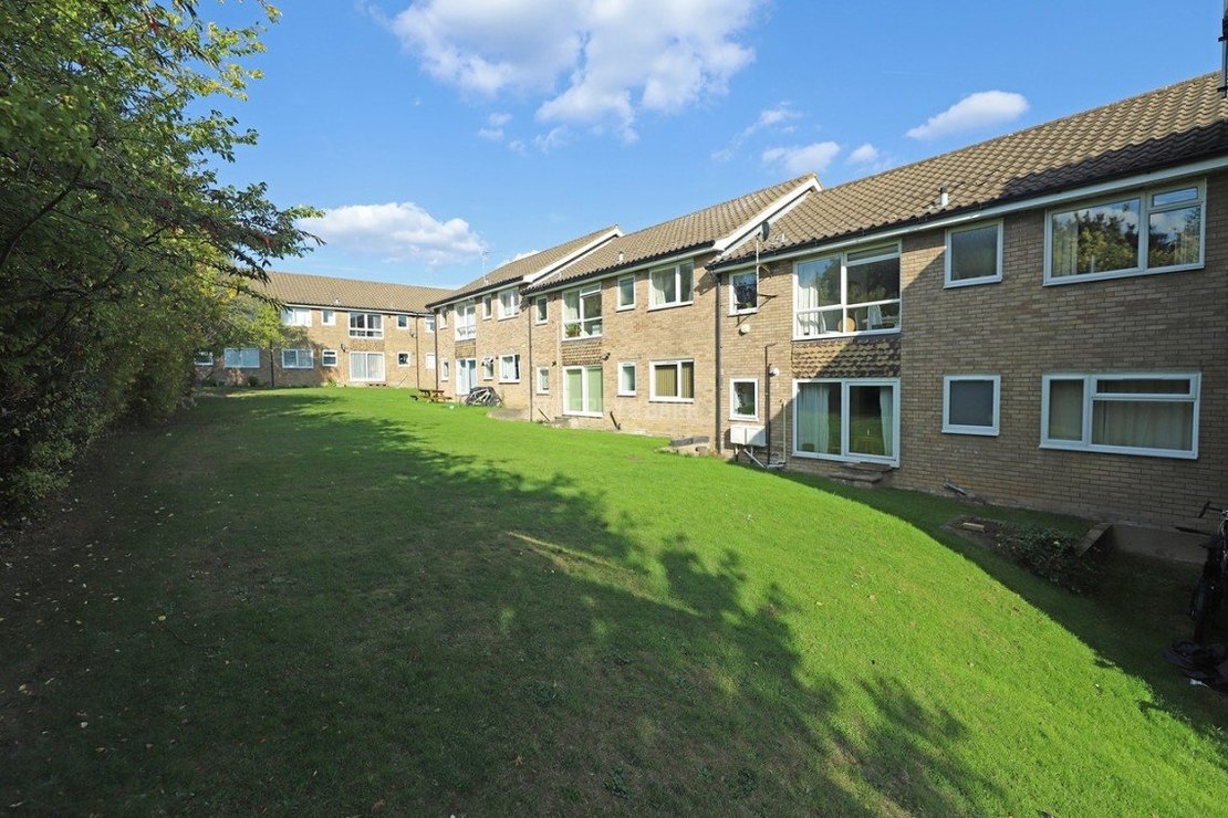 2 bedroom Flat for sale in Heath View-view13