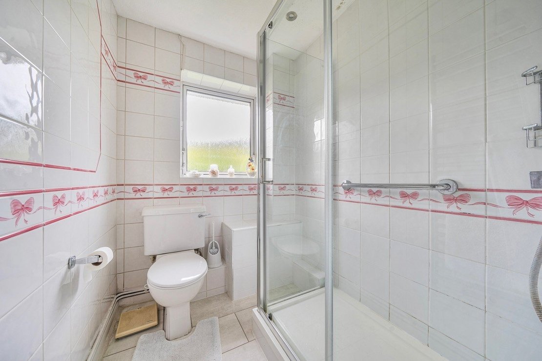 2 bedroom Flat for sale in Heath View-view11
